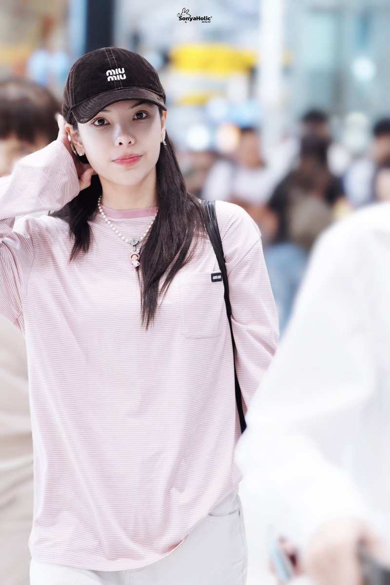 SonyaHolic_CN's tweet photo. The definition of effortless cool. 

#SonyaSaranphat #ซอนญ่าศรัณย์ภัทร์ #LMSY https://t.co/snF26EnuCP