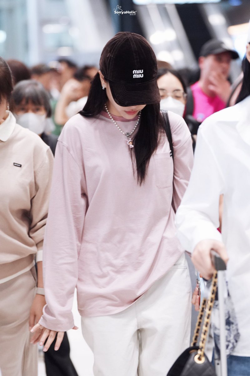 SonyaHolic_CN's tweet photo. The definition of effortless cool. 

#SonyaSaranphat #ซอนญ่าศรัณย์ภัทร์ #LMSY https://t.co/snF26EnuCP