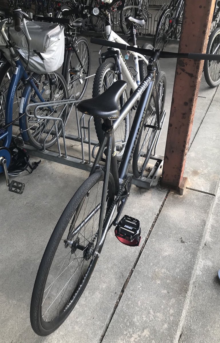 hrykszk19830817's tweet photo. 今日で1学期が終了☑️
通学路の見守りをしていると
ノーブレーキピストバイクに
乗車した高校生を発見💡

学校の許可を得て
教頭先生と一緒に駐輪場を
確認すると自転車がありました🚲

高校でも自転車安全教室を提案したい🦺
#春日井市 
#春日井市議会議員 
#鈴木ひろゆき 
#元競輪選手 
#ピストバイク https://t.co/hSooNTenWk