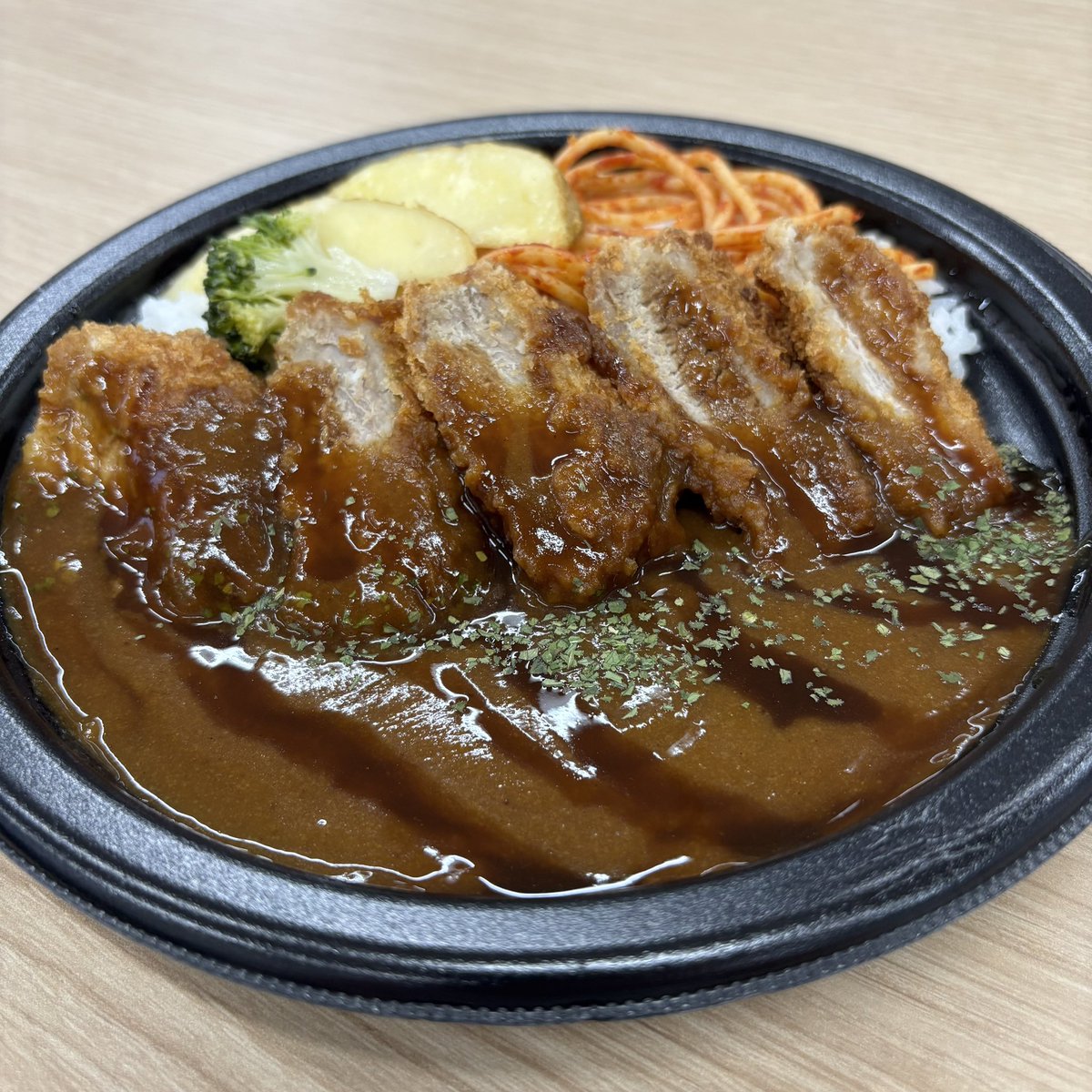kuidourakusan's tweet photo. スパイス香る豚ヒレカツカレー🍛
※最近ハマってるお弁当屋さん https://t.co/VmUhGXGVPU