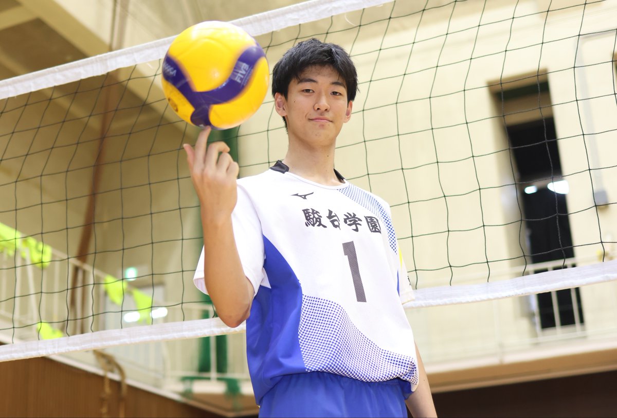 getsu_vb's tweet photo. ◤￣￣￣￣￣￣￣￣￣￣￣
#月刊バレーボール 8月号
好評発売中‼
※インターハイ男女
出場校選手名鑑を掲載
＿＿＿＿＿＿＿＿＿＿＿◢

ご購入は全国書店、または以下より↓
https://t.co/vZrBlNfdh7

インターハイ特集
妖怪世代の熱い夏

今大会注目のミドルブロッカーとして、
バックアタックも含めてエース級の活躍を見せる田原璃晟（清風）と、
日本代表合宿に練習生として
参加した小布施琢磨（駿台学園）を
ピックアップ👀

また、ハイジャンパーの草野烈（近江）や
好セッター森田陸（清風）など、
同じ3年生の注目選手たちの思いにも迫っています✨

#バレーボール #高校バレー