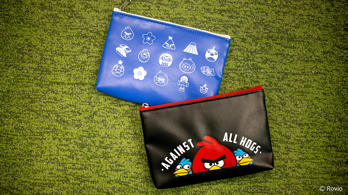 SEGA_OFFICIAL's tweet photo. ／
🐦「SEGA STORE TOKYO」1周年
＼

本日7月17日(金)より、SEGA STORE TOKYO 及びセガ公式ECで
オープン1周年を記念して#AngryBirdsのグッズのお取り扱いが始まりました

アングリーバードのおなじみのキャラクターたちのアパレルから小物まで盛りだくさん✨
皆さまのご来店をお待ちしております！

▼SEGA STORE ONLINEはこちら
https://t.co/UyJLE63FYQ

#AngryBirds　#SEGASTORETOKYO