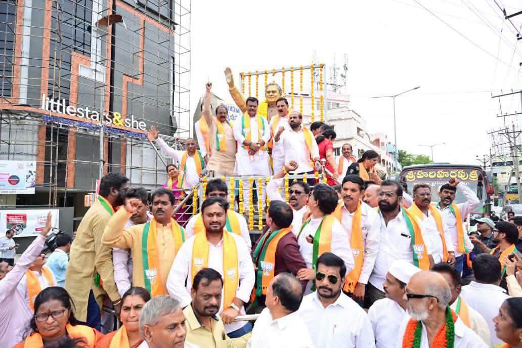 BJYM4Andhra's tweet photo. పోలవరం త్వరితగతిన పూర్తి చేయాలనే సంకల్పంతో రాజమహేంద్రవరం నుంచి బీజేపీ భారీ ర్యాలీ ప్రారంభమైంది. అటల్జీకి నివాళులర్పించి నాయకులు యాత్రకు శ్రీకారం చుట్టారు. 🚩
#PolavaramModiVaram #BJP4AP https://t.co/5ihP5j1sIr