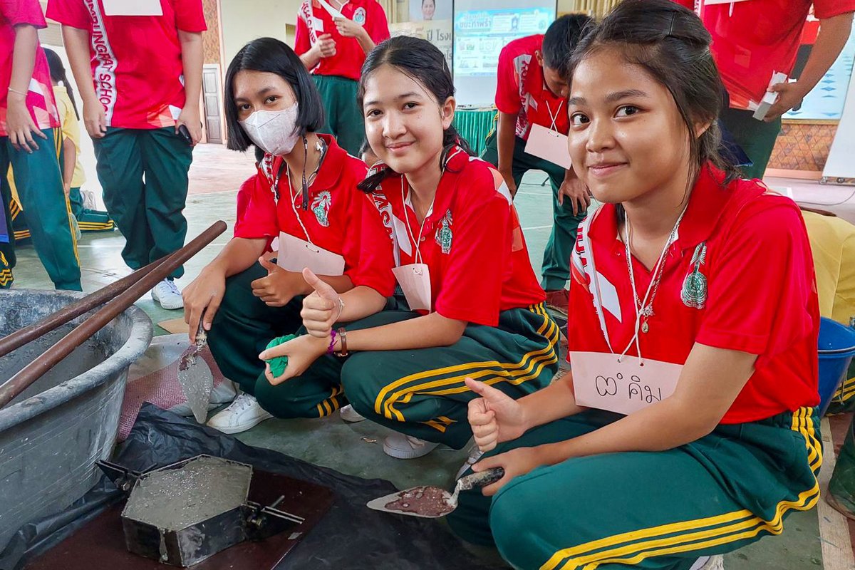 WorldVisionTH's tweet photo. เยาวชนนครศรีธรรมราช ร่วมสร้างการเปลี่ยนแปลงด้านสิ่งแวดล้อม ผ่านนวัตกรรม Eco Block (อิฐรักษ์โลก)
นำขยะพลาสติกที่ย่อยสลายยาก เช่น ซองขนม และหลอด มาเป็นส่วนผสมของบล็อกปูพื้น ช่วยลดขยะ ลดผลกระทบต่อสภาพภูมิอากาศ และสร้างประโยชน์ให้ชุมชน
#WorldVisionThailand #EcoBlock #ClimateAction https://t.co/b6cOTwmpEQ