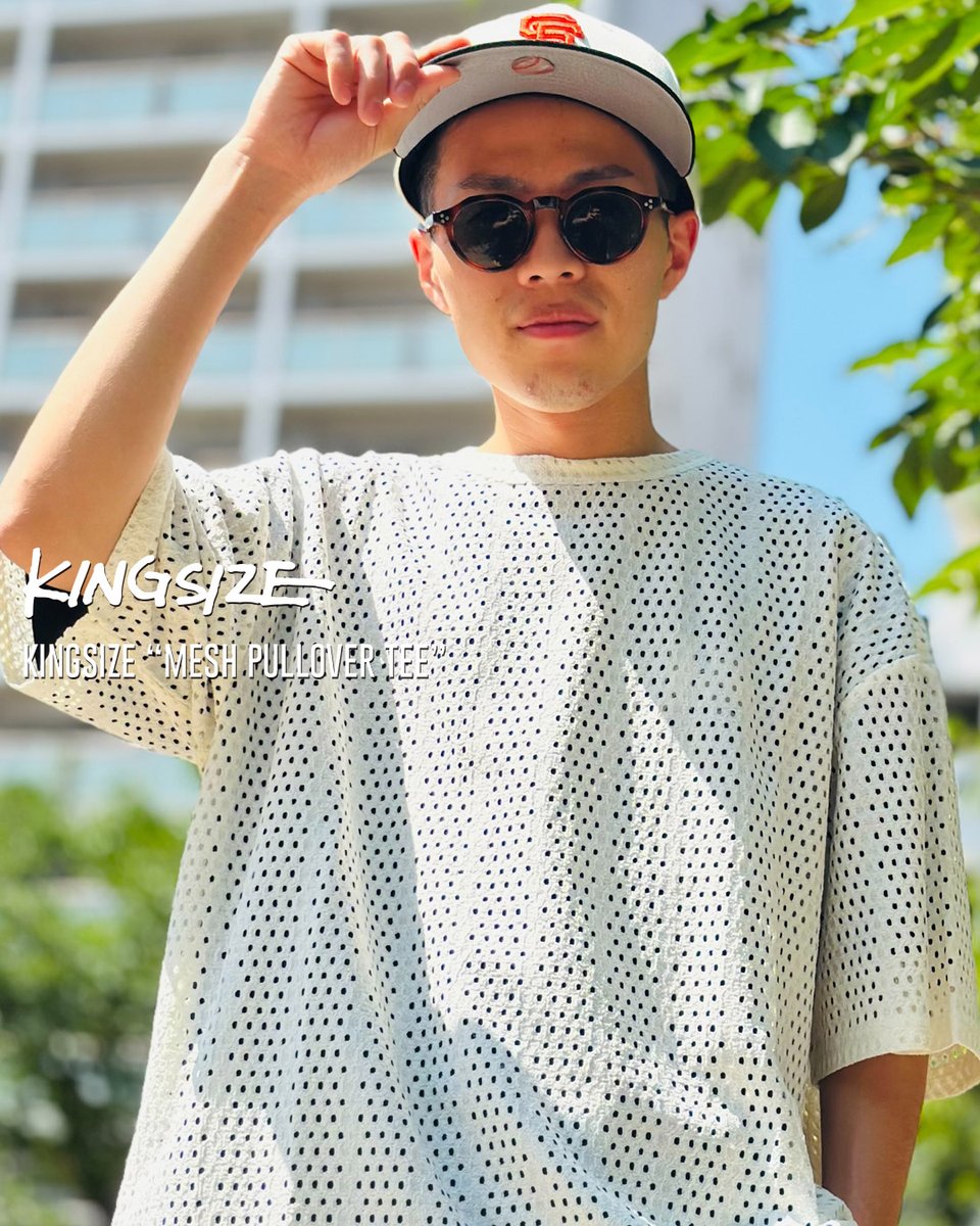 kingsize_05's tweet photo. 【7月17日(金) 発売】

KINGSIZE（キングサイズ）“MESH PULLOVER TEE”

https://t.co/VoUxdPcJi8

COLOR : Black / White
SIZE : L / XL
PRICE : 6,820円(税込)

抜群の通気性とほどよい透け感が魅力のメッシュTシャツ。縦に走るストライプ調のメッシュ生地が、洗練された表情を生み出しています。 https://t.co/IDwMYYDTh7