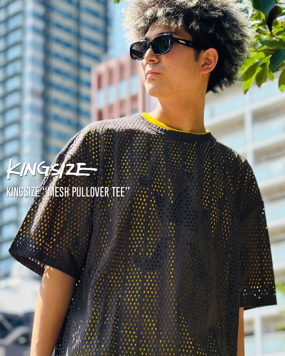 kingsize_05's tweet photo. 【7月17日(金) 発売】

KINGSIZE（キングサイズ）“MESH PULLOVER TEE”

https://t.co/VoUxdPcJi8

COLOR : Black / White
SIZE : L / XL
PRICE : 6,820円(税込)

抜群の通気性とほどよい透け感が魅力のメッシュTシャツ。縦に走るストライプ調のメッシュ生地が、洗練された表情を生み出しています。 https://t.co/IDwMYYDTh7