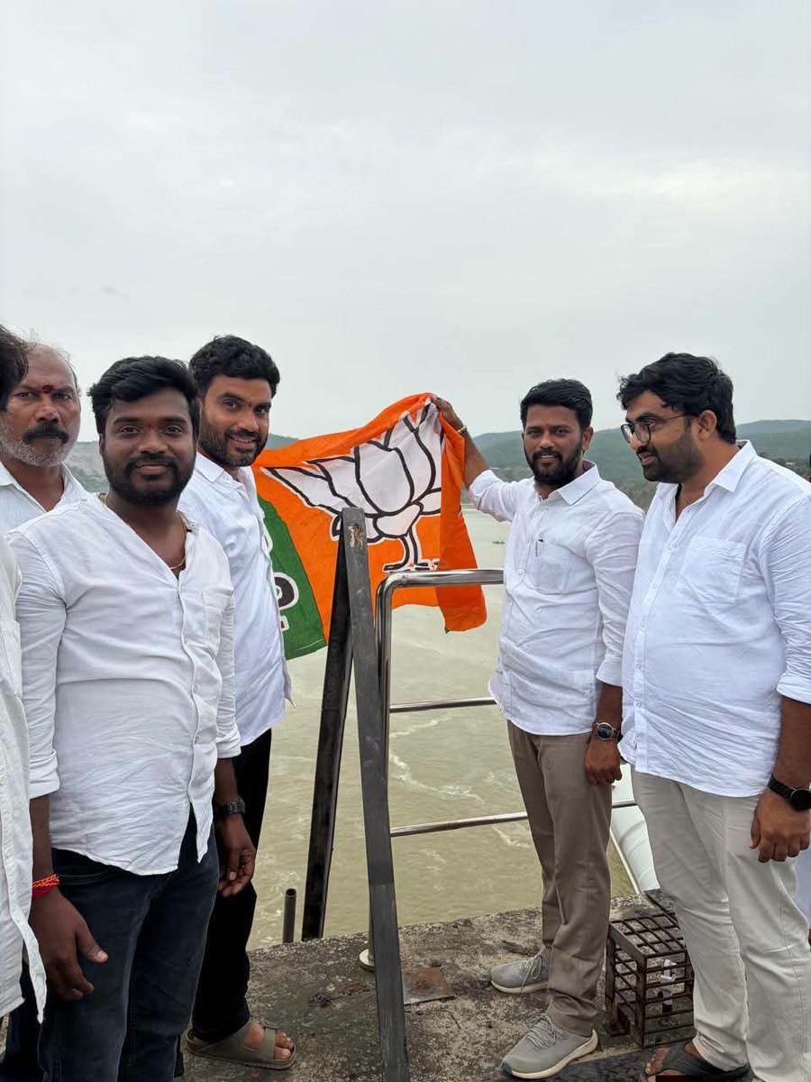 BJYM4Andhra's tweet photo. పోలవరం - మోడీ వరం కార్యక్రమం లో భాగంగా...బిజెపి రాష్ట్ర అధ్యక్షులు శ్రీ PVN Madhav గారి ఆధ్వర్యంలో పోలవరం ప్రాజెక్టు సందర్శన కార్యక్రమంలో పాల్గొన్న మంత్రులు, MLA ,Mp లు, Madhukar Nukala గారు
#PolavaramProject #pvnmadhav #NarendraModi https://t.co/iTBsrEQkws