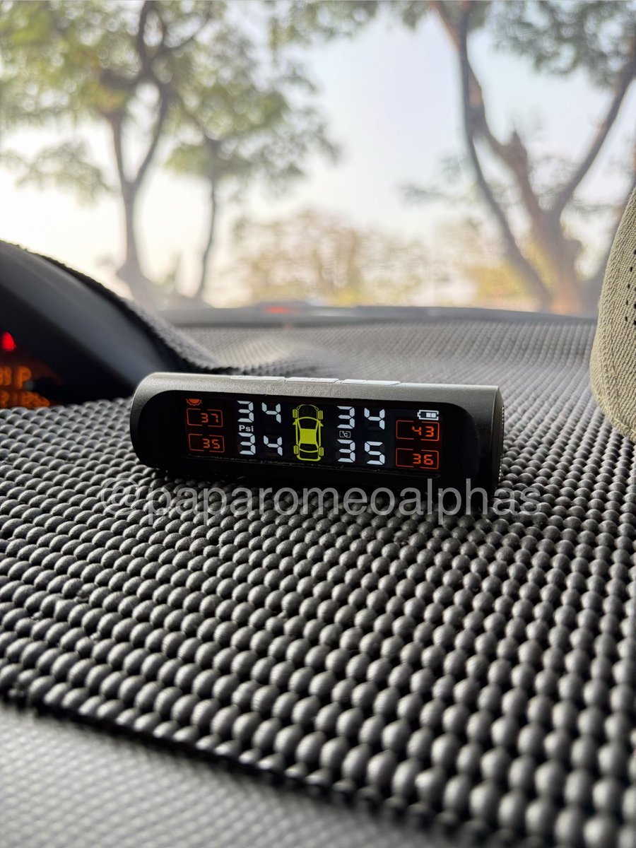 paparomeoalphas's tweet photo. Barang yang menurut saya wajib ada di mobil keluarga: TPMS.

Bentuknya kecil, tetapi bisa memberi peringatan lebih awal saat tekanan atau suhu ban mulai tidak normal. https://t.co/u4SuOAR3Z1