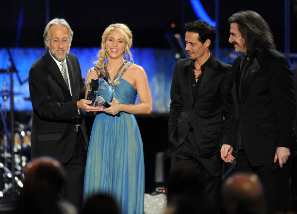 Shakira_Vitium's tweet photo. Otro año más, Shakira mantiene el récord de artista más joven en recibir el título de Persona del Año de la Academia Latina de la Grabación.

Con tan solo 34 años, recibió el prestigioso tributo/homenaje en los Latin GRAMMYs 2011. https://t.co/Vw9dt938za
