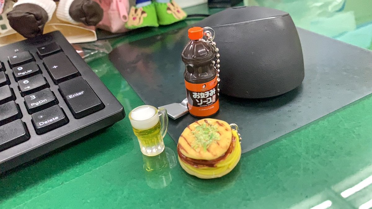 mozuo_3156's tweet photo. そうみ🐸のもとに、お好み焼きを届けた新入り🐸
スカート脱いでさらにギャル化
そのままどこかへ遊びに行きました🐸　

まだピカソの指導が必要みたい🐸

#かえるのピクルス
#ぬい撮り
#ぬい活
#ぬいぐるみ
#セリア https://t.co/BeVWM9SDZM