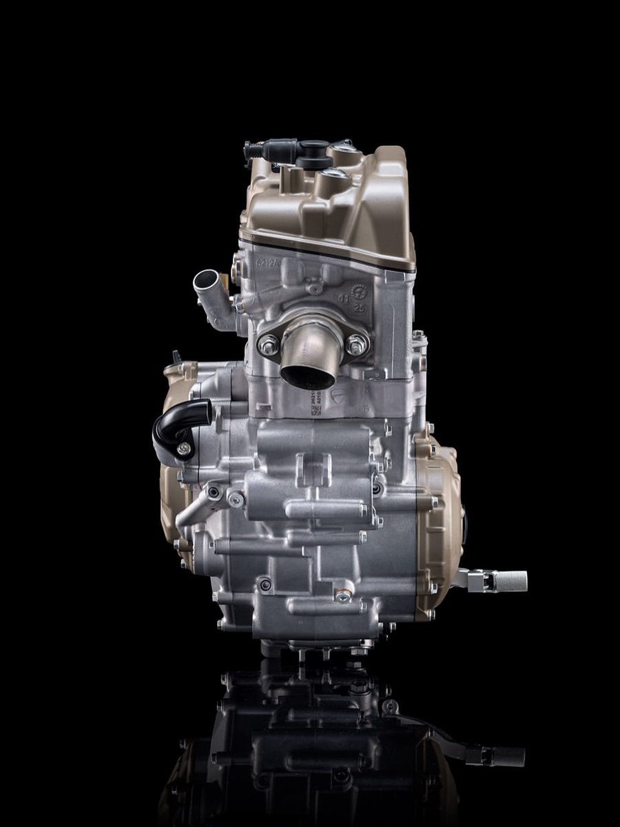 ducati_japan's tweet photo. モトクロス競技のために、ゼロから生まれた心臓部。

Desmo250MXに搭載される新開発の250cc単気筒エンジンは、コンパクトかつ軽量でありながら、最高回転数15,000rpmを実現。
ドゥカティ独自のデスモドロミック・バルブ駆動システムにより、高回転域まで精密に回り切るパフォーマンスと、レースで求められる信頼性を両立しています。

低回転域での鋭いレスポンス。
高回転まで伸び続けるパワー。
そして、幅広く扱いやすいトルク特性。

発進、コーナー出口、ギアチェンジを1回減らすことが勝敗を分ける瞬間。
そのすべてで、Desmo250MXのエンジンはライダーに確かなアドバンテージをもたらします。
さらに、専用の5速トランスミッションとブレンボ製油圧クラッチが、過酷なコンディションでもスムーズで安定した操作性をサポート。

ただ速いだけではない。
ライダーの感覚に応え、レースの一瞬を支配するためのエンジン。
Desmo250MX。
ドゥカティがオフロードに注ぎ込んだ、レーステクノロジーの新たな鼓動。
#Ducati #DucatiJapan #Desmo250MX #Motocross #desmo