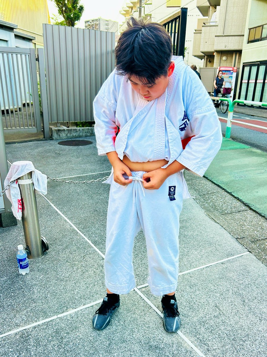 shintoukai's tweet photo. ランニング中に道着のズボンがズルズル脱げないよう、しっかり結んで準備🫡

腹が邪魔で結ぶのに苦労しているKくん。
見ているこちらも力が入る😆

苦労の末、すごく可愛い蝶々結びが完成🦋

お母さんに言って、紐を長くしてもらって😂

#真闘会 #椎名町 #キッズ空手 #池袋 https://t.co/9eeI4uRfy5