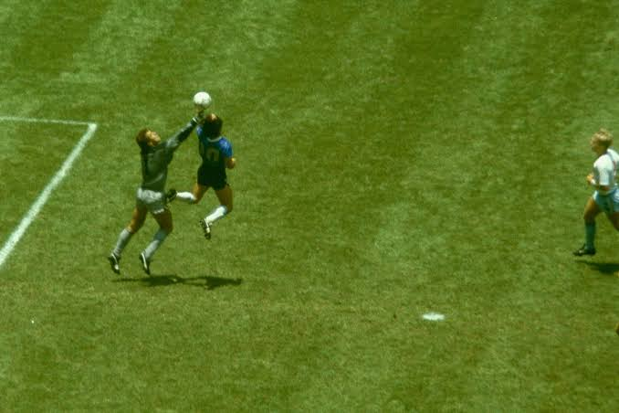 IrvingGatell's tweet photo. Maradona y Messi vs. Inglaterra

2-1 otra vez, y con ese uniforme totalmente azul que es el que Argentina usa como visitante.

Pero hubo una gran diferencia: en uno el líder argentino fue Maradona, en el otro Messi. Y hay algunos detalles que vale la pena analizar.

Sigue 👇     

Ya se sabe que Messi y Maradona son dos jugadores antagónicos. Talentosos como nadie más en sus respectivas generaciones, lo que más los separa es el modo en el que cada uno asumió el liderazgo del grupo.

De hecho, esa fue la razón por la cual muchos vieron durante mucho tiempo en Maradona a un futbolista superior a Messi. Maradona siempre fue el líder que cargó con el equipo a cuestas (y no sólo en la selección, sino también con el Nápoles). Messi parecía no cubrir con esa cualidad, e incluso se le llegó a acusar de "pecho frío" cuando se trataba de la selección nacional. Con el Barcelona era distinto.

Semejante juicio es frívolo y poco atento a factores decisivos que deben tomarse en cuenta.

Maradona llegó a la selección y lo primero que enfrentó fue la debacle argentina ante Brasil en el mundial de 1982. Cayeron derrotados 3-1 e incluso Maradona se fue expulsado.

Era el ocaso de la era de Pasarella y de Kempes, y se despedían por la puerta chica en una eliminatoria de un grupo de tres (la bizarra segunda fase del mundial de España, un experimento que nunca se volvió a usar), en la que los argentinos (pese a tener a los campeones Pasarella y Kempes, a los astros Bertoni, Ardiles y Tarantini, y a la joven revelación Maradona) perdieron sus dos partidos, despidiéndose con mucha pena y poca gloria.

Después de eso y del retiro de Kempes, Maradona se convirtió en el líder absoluto del equipo. Llegó al mundial de México en el esplendor de su potencial con todavía 25 años, y se inmortalizó justo en el partido contra Inglaterra por los dos goles más famosos anotados hasta ese momento en un mundial: una trampa descarada a la que él, soberbio y petulante, llamó "la mano de D-os", y un gol en solitario en el que corrió más de medio campo dejando sembrado a medio equipo inglés. El gol más bello del mundial. Luego, se alzó campeón cuando Argentina derrotó a Alemania 3-2 en la final.

Ese liderazgo no era accidental. Para ese entonces ya jugaba en el Nápoles, un equipo de bajo nivel al que convirtió en campeón de la Liga A de Italia. Es decir, un equipo en donde nadie le iba a disputar la jefatura. Maradona ya tenía ese temple, pero no nada más fue su carácter: fueron las circunstancias de sus equipos las que, además, le dieron todo el espacio para ejercer esa vocación de comandante supremo.

A Messi le tocó vivir una realidad muy distinta. Cuando debutó como profesional en el Barcelona, ya había un líder, y uno demasiado bueno: Ronaldinho Gaúcho. No había nada que disputar, nada que discutir, y sí mucho que aprender del que muchos consideran el jugador más talentoso -arruinado por los excesos, como buen estrella brasileña- que haya visto el mundo.

Y cuando Ronaldinho se fue ya estaba también ahí Zlatan, un rabioso monstruo de 1.95 con un carácter de lo peor y una genialidad más grande que su carácter.

No había espacio para que Messi jugara a ser el que reta a los especímenes alfa para conseguir la jefatura del clan. Y es que tampoco había necesidad. Sólo había que jugar bien, y fueron los años en los que Messi consolidó su futbol sobrenatural e impresionante.

Luego llegaron las épocas de las grandes ternas. Dos triunviratos, como en la antigua Roma. El primero con Vila e Iniesta, el segundo con Neymar y Suárez. Las épocas de gloria del Barcelona, esa maquinaria que se llenó de trofeos y que mantuvo siempre en segundo plano al Real Madrid de Cristiano Ronaldo (algo que, según la lógica, no debería haber pasado).

¿Era Messi el verdadero líder del equipo? No lo parecía. Al menos, por carácter, Vila e Iniesta lo parecían más, pero por resultados y desempeño en la cancha, también había evidencia de que Messi ya había tomado las riendas del equipo. La controversia se agudizó, y el club de fans de CR7 se dedicó a construir la narrativa de que, en realidad, eran sus socios españoles los que le permitían hacer todo lo que hacía. Que sin ellos, Messi era un don nadie.

Vila e Iniesta, a fin de cuentas más viejos, se retiraron por fin (campeones del mundo, por cierto), pero Messi y el Barcelona siguieron ganando títulos, y siguieron dejando en segundo plano al Real Madrid.

Pero el argumento siguió siendo el mismo: no era por Messi, sino por todos los que jugaban para él (curiosamente, exactamente lo que siempre sucedió con CR7). Argumento equivocado, según se pudo demostrar años más tarde cuando ambas estrellas se fueron a probar suerte en otros países (uno en Francia, el otro en Arabia Saudita). El Real Madrid sin CR7 siguió ganando títulos. El Barcelona, sin Messí, simple y sencillamente colapsó.

Sin embargo, el débil liderazgo de Messi pareció confirmarse con los resultados que la selección argentina obtuvo en aquellos días aciagos. Fue la época de los fracasos sucesivos, tanto en Copa América como en mundiales. Uno tras otro, cada trofeo perdido pareció darle la razón a quienes decían que Messi jamás podría compararse a Maradona justo porque tenía todo -talento, goles, trofeos y récords- pero no el verdadero temple de un líder.

Ahora bien: ¿Se le tenía que achacar esa responsabilidad a Messi? En principio, no. Por lo menos, no hasta 2011, cuando después de la era de Mascherano, tomó el gafete de capitán del seleccionado argentino. Pero a Messi se le exigía, aun sin ser capitán, por el puro hecho de ser Messi, por el puro hecho de ser el único que parecía que podría igualar a Maradona.

Aquí es donde llegamos a lo realmente interesante: la dualidad Messi-Maradona nos demuestra cómo ciertos liderazgos pueden florecer más rápido en entornos difíciles.

Si nos tocara describir el contexto de cada uno como jugador, comparándolo con niveles de vida sociales y económicos, podríamos decir que Maradona fue el chico pobre que tuvo que trabajar desde niño y Messi el chico rico que primero pudo estudiar en la escuela todo lo que quiso.

Me refiero a esto: Maradona tuvo que ser el líder, tanto en la selección como en el Nápoles, sí porque sí. No había opción. Nadie más tenía la capacidad para hacerlo. Algo así como el niño que a causa de un padre ausente tiene que trabajar para mantener a los hermanos menores.

Messi, en cambio, sólo tuvo que aprovechar de entornos seguros, confiables y consistentes, y desplegar su talento bajo la tutela de Ronaldinho y Zlatan. Algo así como el niño, luego joven, cuyo padre le paga las mejores escuelas desde el jardín de infantes hasta la universidad (con posgrado y todo).

En gran medida, esas diferencias determinaron cómo cada uno se relacionó con la selección, y cómo cada uno hizo su vida después de ello.

Messi, al toparse con un entorno completamente distinto al del Barcelona, tardó mucho tiempo en adaptarse. Maradona, después de ser campeón en México y con apenas 25 años, comenzó su declive.

No olvides esto: los retos son los que te hacen crecer. Maradona los tuvo desde los 16 años, y alcanzó la cumbre a los 25. Messi, en cambio, vivió en esa zona de confort que han sido sus tres equipos, y apenas en 2014, cuando cayó (igual que Maradona en 1990) 1-0 ante Alemania fue que la vida lo comenzó a retar en serio. Algo así como si, justo al terminar el doctorado, el joven rico de pronto quedara huérfano y tuviera que aplicar todo lo estudiado para ocuparse de la manutención de sus hermanos menores.

En ese entonces Messi tenía 27 años, la edad a la que Maradona ya no tenía nada que demostrar y empezaba su cuesta abajo. Messi, en cambio, apenas estaba a punto de enfrentar el reto más fuerte de su vida. Una buena razón para seguir creciendo.

Qué paradoja. Perder 1-0 en una final ante Alemania fue lo que empujó a Maradona hacia abajo, y lo que obligó a Messi a buscar la cumbre. No porque uno fuera más talentoso que el otro, sino porque uno ya había acabado su carrera futbolística -es el precio de ser el líder precoz; Alejandro Magno había conquistado el mundo a los 32 años, pero murió a los 33-, y el otro apenas iba a empezar la etapa más importante.

Messi y Argentina tocaron fondo en 2018, en el mundial de Rusia. Calificaron como tercer lugar de su fase eliminatoria, y en la fase de grupos del mundial apenas empataron 1-1 con Islandia, fueron humillados 3-0 por Croacia, y calificaron con una agónica victoria ante Nigeria gracias a un gol de Rojo. Luego, apenas en octavos de final, Francia los dejó fuera con un marcador de 4-3).

Y como dice el protagonista de Violinista en el Tejado, lo bueno de que alguien ya no pueda estar peor, es que no le queda más remedio que mejorar.

Ahí fue el punto de quiebre, y tres años después las cosas habían cambiado totalmente. Paradójicamente, la razón fue que comenzó a llegar una nueva generación de jugadores, y Messi de pronto se vio en una situación similar a la de Maradona en 1982. Muy distinta en los detalles, pero idéntica en el trasfondo: no había más alternativa que ser el líder único, porque no había una nueva dupla (como Vila e Iniesta, o Neymar y Suárez) que funcionara como triunvirato romano (si seguimos con el símil de Roma, ya no había espacio para seguir siendo el líder de una república decadente, y Messi -como Augusto en su momento- no tuvo más opción que convertirse en emperador).

Así llegaron los títulos de la Copa América (2021 y 2024), la Copa de Campeones Conmebol-UEFA (2021), y el campeonato mundial en Qatar 2022. La cumbre. La apoteosis.

Ciertas diferencias entre Messi y Maradona se desdibujaron, y Messi pudo apreciarse como el líder de una selección que a fuerza de garra y orgullo lo gana todo (igual que Maradona antes que él). Otras, se acentuaron: Maradona como el líder precoz que alcanza la cima demasiado joven y luego viene el derrumbe, y Messi como el líder maduro que tuvo que esperar mucho tiempo para alcanzar la gloria. Todo eso tiene mucho que ver en que uno fuera el líder que luego se entregó al hedonismo, los excesos y el despilfarro (sobre todo, el de sí mismo), mientras el otro se consolidó como el pacífico hombre de familia, disciplinado y sano que si no está con su esposa y sus hijos, sólo quiere jugar futbol.

Todo esto es lo que hay que entender por qué lo que hizo Maradona ante Inglaterra no lo podía hacer Messi, y lo que hizo Messi ayer no lo habría podido hacer Maradona.

El primer abismo entre los dos es que Maradona hizo trampa, Messi no. De no ser por la profunda carga social y política que argentinos e ingleses cargaban por una Guerra de las Malvinas que todavía estaba demasiado fresca en la memoria, ese gol habría pasado a la historia como el epítome del juego sucio, y habría manchado para siempre el título ganado y la imagen de Maradona. Pero ese complejo contexto político no sólo eximió a Maradona de culpas, sino que lo convirtió en un héroe.

El segundo abismo es más interesante, porque es del todo futbolístico.

Maradona anotó contra los ingleses el mejor gol de su carrera, y uno de los más bellos de todos los mundiales (acaso sólo comparable al Gol Imposible de un Pelé de 17 años, en la victoria brasileña contra Suecia en 1958). Messi no anotó ningún gol, aunque dio dos asistencias, la segunda de ellas una absoluta genialidad.

La diferencia se deriva de algo muy lógico: Maradona tenía 25 años cuando metió ese gol. Toda su fuerza y, sobre todo, toda su velocidad estaban intactas.

Imposible para Messi hacer algo así, ya que llegó a la cita con la Armada Británica a los 39 años.

Pero Maradona a los 39 años no sólo no podría haber hecho una asistencia como la que hizo Messi para el segundo gol, sino que ni siquiera habría podido aguantar jugar un partido hasta la pausa de rehidratación. A esa edad, Maradona estaba acabado físicamente, y ya tenía dos años retirado.

Messi, en cambio, está en pleno uso de sus facultades como futbolista, salvo por esa velocidad juvenil que ya no es la misma, pero que tampoco se extraña porque su manejo del juego se ha perfeccionado en un nivel nunca antes visto (ningún jugador, ni siquiera Pelé, nos ha demostrado una evolución remotamente similar; es lógico: Messi pertenece a una generación en la que los avances científicos en el deporte permiten a los jugadores mantener su competitividad durante muchos años, algo que no sucedía en los 60's o los 70's; Pelé se retiró de la selección de Brasil a los 29 años).

Dos genios distintos, dos partidos, un mismo rival, un mismo marcador.

En un extremo, una Forza della Natura que a los 25 años estaba a una semana de conquistar la gloria, pero que luego ya no tendría el temple para seguir creciendo.

En el otro, un niño con espectro autista que a los 39 años ya alcanzó el clímax, pero que todavía tiene hambre de éxito y cualidades para seguir siendo el líder indiscutible de su selección.

¿Quién es mejor?

Si nos limitamos a la comparación del talento, es difícil escoger. Pero si contemplamos las decisiones personales que cada uno tomó o ha tomado, y las consecuencias de las mismas, Messi está por encima no sólo de Maradona, sino de cualquier otro futbolista que haya existido.

¿Qué va a pasar el domingo?

Difícil saberlo, sobre todo si tomamos a Maradona como referente.

Maradona alcanzó la gloria en 1986; volvió a llegar a la final del mundial en 1990, pero perdió. Eso anticiparía una derrota de Argentina en la final.

Pero Maradona hizo el gol más mágico de toda su carrera ante Inglaterra y ganó 2-1, y luego se coronó campeón contra la metódica, disciplinada, cerebral y aparentemente indestructible Alemania de Rummenigge. Messi -máximo asistente de toda la historia- acaba de hacer la asistencia más mágica de toda su carrera (ese segundo gol) ante Inglaterra y ganó 2-1, y ahora va a jugar contra la metódica, disciplinada, cerebral y aparentemente indestructible España de Yamal. Eso anticiparía una victoria para Messi.

Al final de cuentas, no se trata de cábalas. Esto no es magia. Es futbol, y ganará quien sepa resolver mejor el partido.

Aunque todos sabemos que Messi siempre hallará la manera de demostrarnos que, aunque esto sólo sea futbol, siempre hay espacio para la magia.