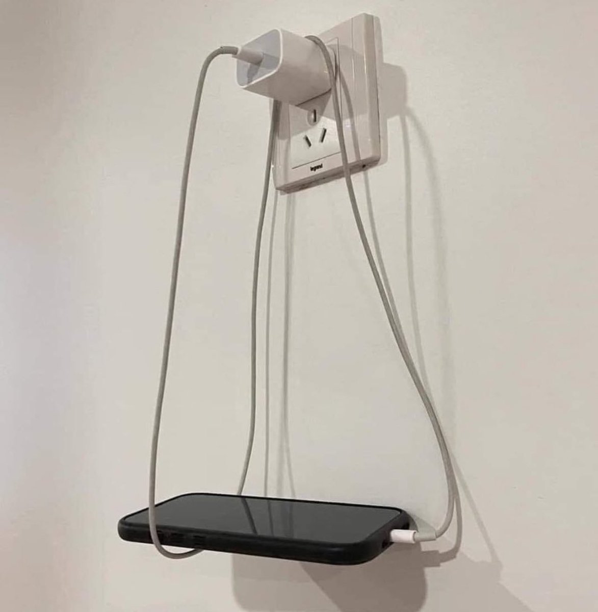 FactAtlas001's tweet photo. Imagine leaving it overnight to charge and eventually woke up and met it on 1% https://t.co/DhCpCCGzqx