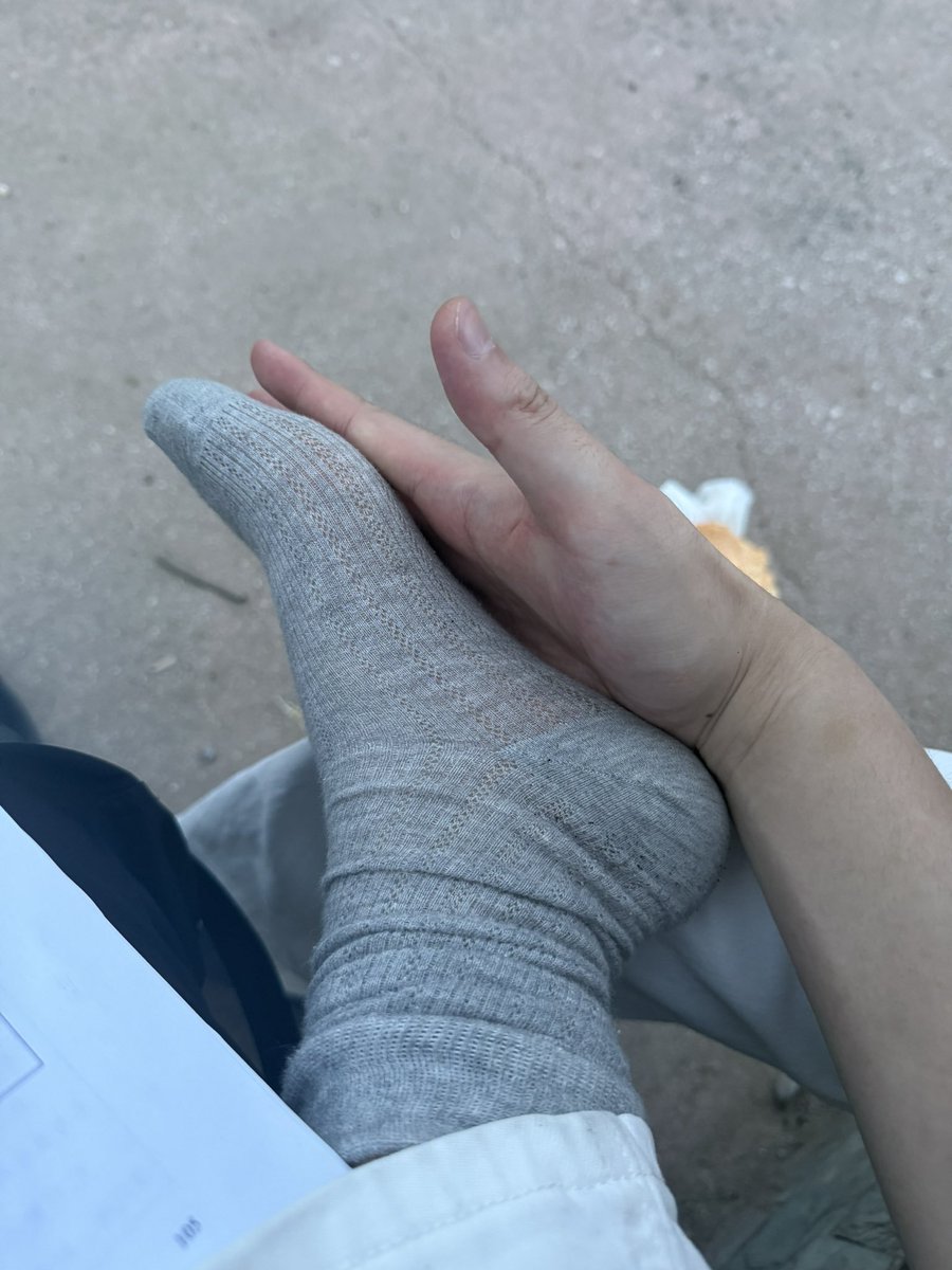 bsj19748641's tweet photo. 兄弟投稿，香香软软的棉袜 #棉袜 #白袜 #街拍 https://t.co/hxWImbsLzA