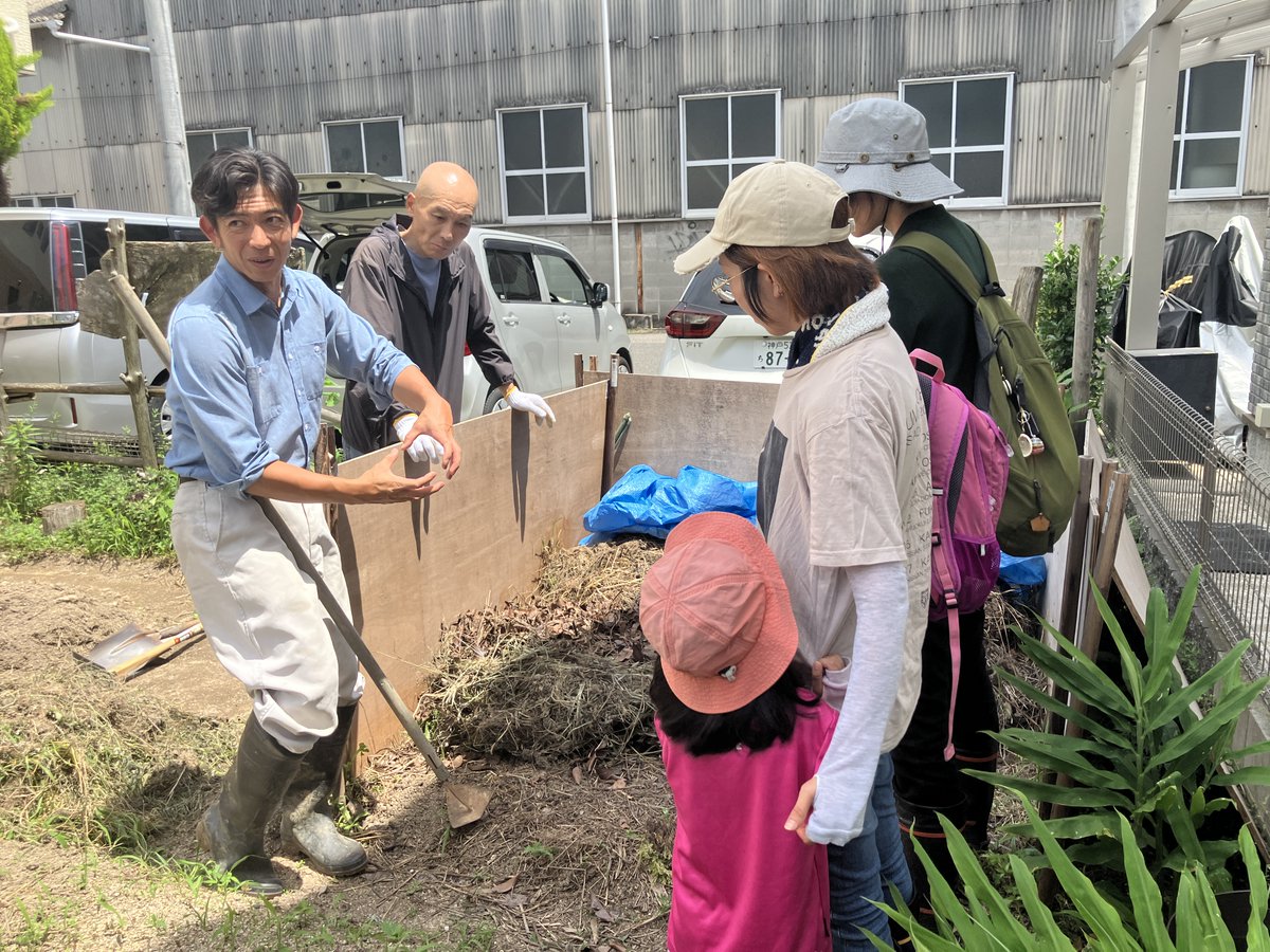 dongameryu's tweet photo. 夏野菜の種撒き体験実践講座に積極参加！

　去る7月12日、無所属連合の高橋秀彰兵庫国政委員を呉市に迎えての夏野菜の種植え体験講座があり、参加しました。その事前には、農業実践向けの座学がありました。

　午後から畑に移動。品目は人参、小豆、大根、大豆、キュウリの5品種です。最初に草を堆肥化している場所での説明がありました。
　さて、小さい借地に9区画ほど畝があったでしょうか？種の種類によって、畝の日当たり場所の僅かな違いで、品種の畝選びから始めました。私もこの機会を活用して、僅かながら体験させて頂いた次第です。
　畝立ての耕し、品種によって株間隔の違い、種の撒き方の違い、即ち人参は筋撒き、後は全て点撒きでした。因みに筋撒きというのは、畝に等間隔（20cmや30m)で浅い筋を作り、その筋の中に、小さい種粒を少しづつ移動しながら均等に撒く手法です。点撒きというのは、株の感覚（例えば30cm）毎に、そのポイントのみに種を2～3粒撒いていく手法です。
　複数の種を蒔くのは、植物の相乗効果で発芽を促進するのだそうです。種毎に全ての発芽が育つ��ではなく、その中の選ばれた発芽だけが育つようです。
　種撒き直後は、軽く土で覆いつつ、手で固めて行きました。最後には、じょろを使い、雨水かめから補給しつつ、水やりを行い、終了しました。今後毎日水やりが大変な作業になり、主催者は決意を新たにさせられました。