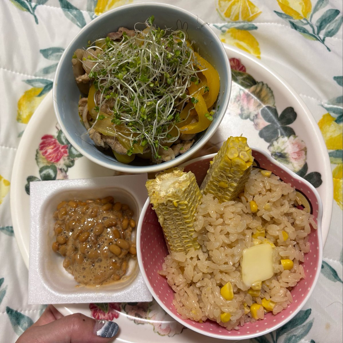 kiyuking's tweet photo. セロリとパプリカと豚のオイスターマヨ炒め、もろこしごはん！
今日の晩飲みに行くから控えめにしようと思ったけどモリモリ食べてしまう。。。 https://t.co/iWldFs3toc