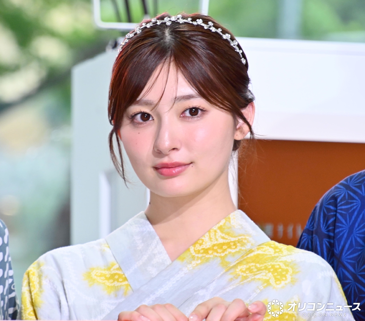 oricon's tweet photo. 奥田瑛二、吉川愛にデレデレ
「孫とじじですよ」💕　
新ドラマで50歳差のタッグ結成
https://t.co/HHVea5PW70
⠀
テレビ朝日系ドラマ『名探偵のままでいて』
制作発表会見にキャストが浴衣姿で集結🎐
⠀
奥田瑛二、吉川愛
綱啓永、恒松祐里、髙松アロハ(超特急)、吉沢悠 https://t.co/jLjg8jGsWZ