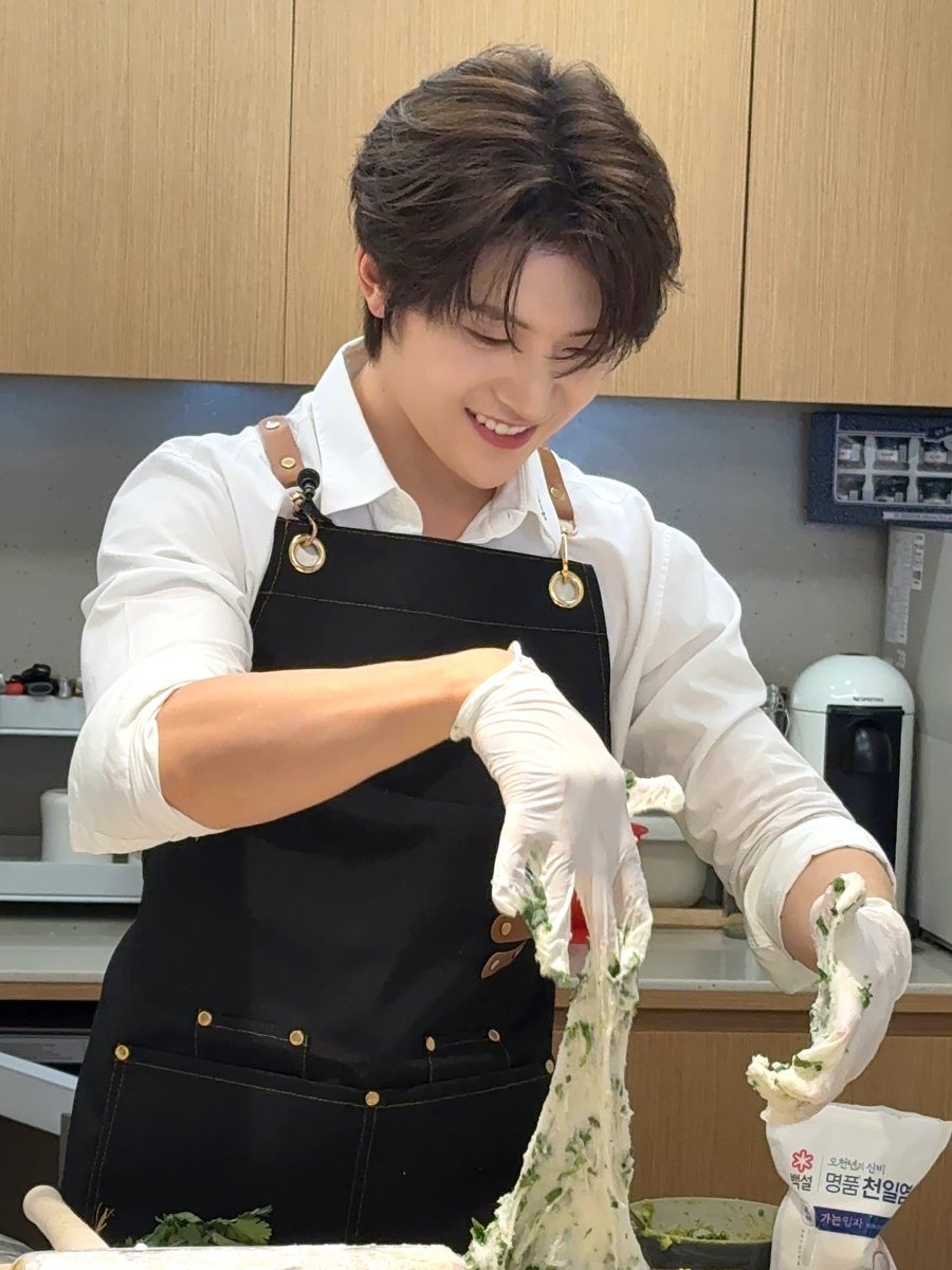 myseokryudan's tweet photo. 🦊 no but my friends around me all said they watched my "hey bye thew" videos but
🦊 now they see me in a different light... 😭
🦊 they think I can't cook for real

well dude i wonder why they'd think that 🤔 https://t.co/PYSDnk9CpB