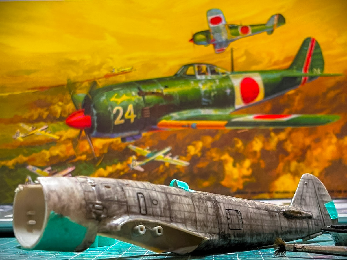 Leonco_Uncini's tweet photo. ご無沙汰してます タミヤの1/48 疾風を作っています 今日は主翼上面の機銃砲穴あけとハッチを作りました 次はフラップを切り取ったので、続きをやります https://t.co/6z01c6HWqz