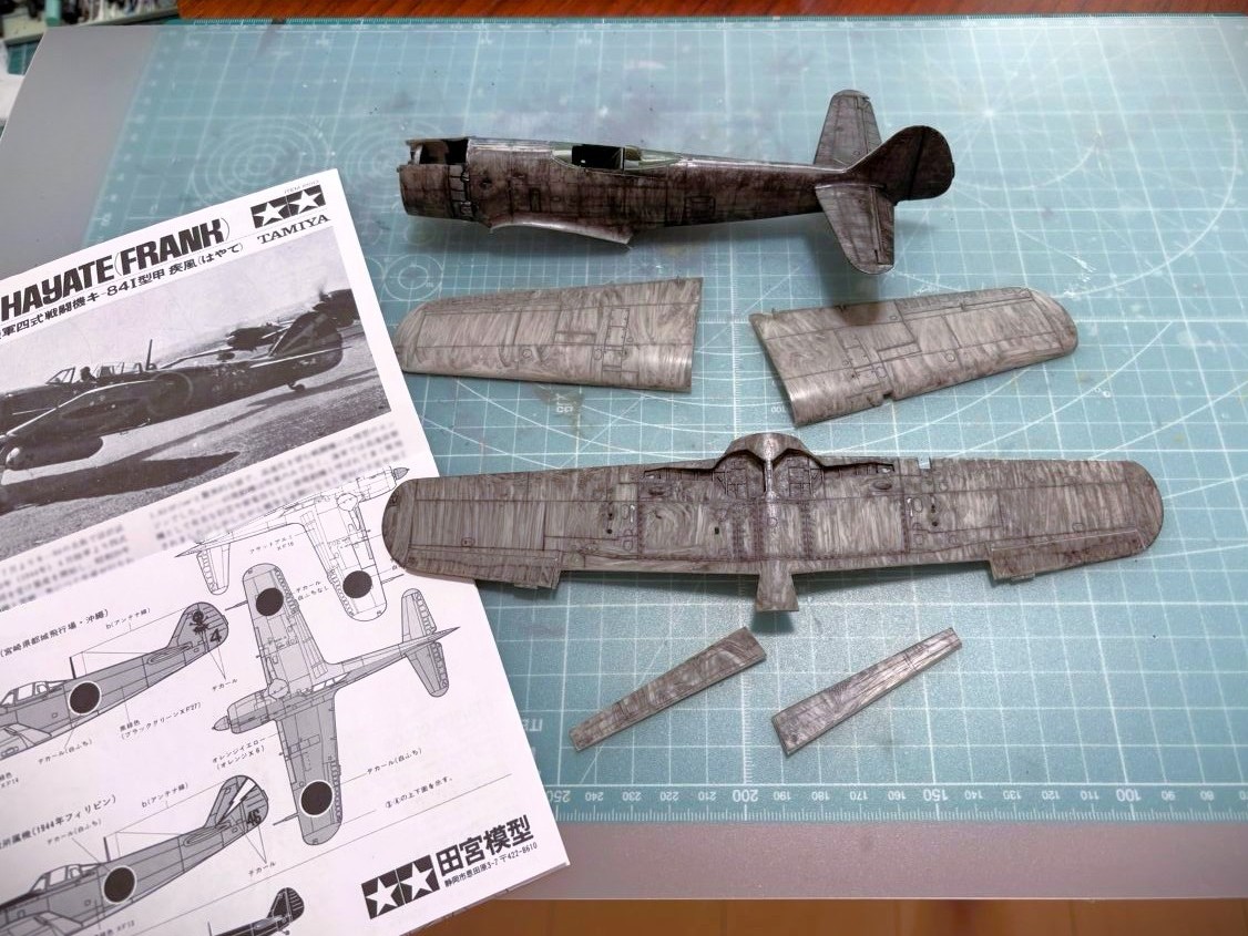 Leonco_Uncini's tweet photo. ご無沙汰してます タミヤの1/48 疾風を作っています 今日は主翼上面の機銃砲穴あけとハッチを作りました 次はフラップを切り取ったので、続きをやります https://t.co/6z01c6HWqz