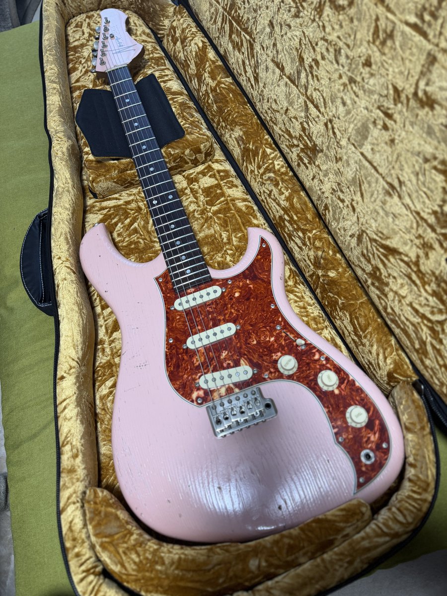 機材売ります Novo Guitars Idris SSS Shell Pink 価格は460,000円