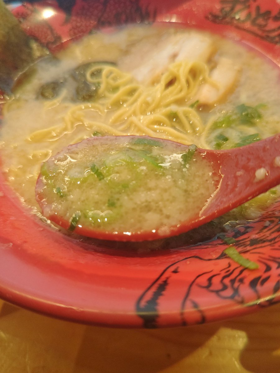 UNDERRIGHT7's tweet photo. 半休の日の昼御飯は #ずんどう屋 で元味ラーメン大＋ご飯を頂きました🙏いつもの組合せ😊濃厚スープにちぢれ麺がよく絡んで美味い👍叉焼もトロトロ😁いつものようにご飯ダイブで締めました👌これからバイクでお家に帰ります🏍️
暑さに負けないようにがっつり食べた76杯目🍜
#岡山市 https://t.co/2fJzdp4l8r