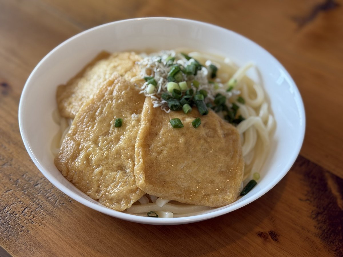 oymsny's tweet photo. 今日のお昼ごはん

◎じゃこぎつねうどん

@TM_PR さんの冷凍うどんに自家製きつねと東かがわ市引田のじゃこを乗っけて、@kamada_online さんのだし醤油をかけていただきました。香川の風を感じて最高においしかったです
#おうちごはん https://t.co/4yAKXU8isy