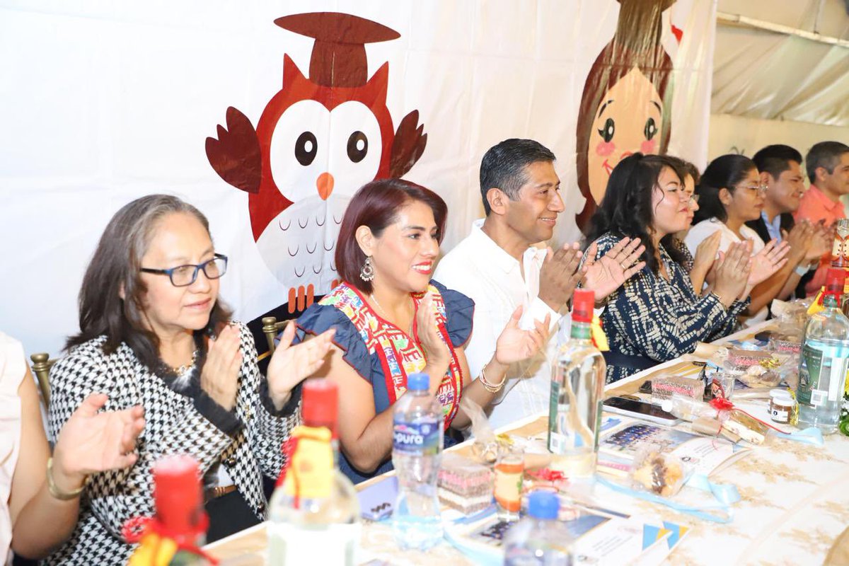 Alejandro_ALJ's tweet photo. Hoy, junto con mi esposa @TaniaLopezXoxo tuvimos la dicha de ser padrinos de generación de niñas y niños del Preescolar Marva Collins. 🎓

Felicidades por este gran logro, mi reconocimiento a las mamás, papás y docentes, porque este importante paso es fruto de su amor y esfuerzo. https://t.co/r8fDBF0VBT