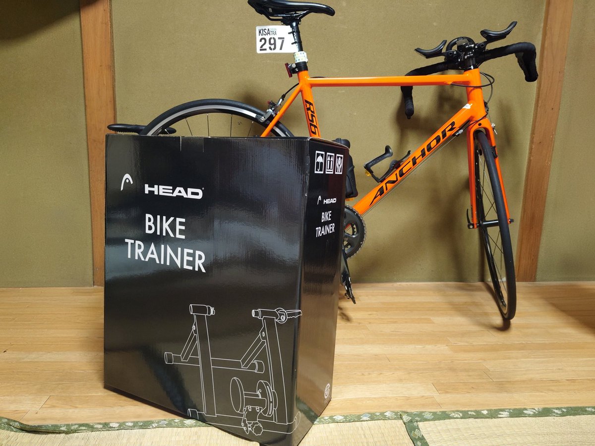 kattin_mk2's tweet photo. ロードバイクでの練習量が不足している自覚はあったので、サイクルトレーナーを導入しました！車体カラーに寄せてオレンジで(笑)

早速Primevideoで30分アニメを3本観ながら、25kほど漕いでみましたが…
ふ〜！いい汗かいた(笑)

コレなら雨の日でも漕げるし、音も静かだから夜でも練習できますね！ https://t.co/CLaSX6fNe2