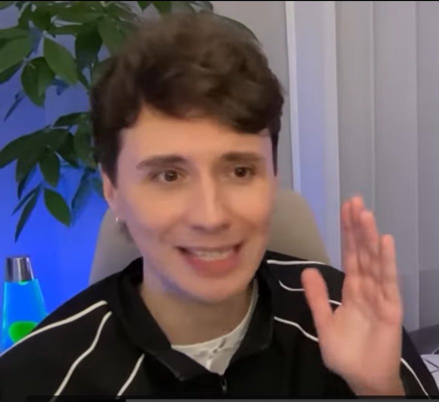 dnpclouds's tweet photo. DAN HOWELL IN A SHIRT WITH A PRETTY BOW. CUTE BOW SHIRT. AND I CANT SEE😠😠 https://t.co/hJDLq9JZex