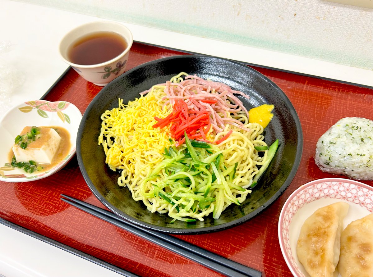 RihabiriRaicho's tweet photo. 今日のお昼は、冷やし中華です🎵

蒸し暑いこの季節、食べたくなりますよね🍀
酸味のきいたタレが食欲をそそります😁
しっかり食べて、午後も頑張りましょう❗️

#デイサービス　#リハビリ　#介護 https://t.co/GvV1SgFPxJ