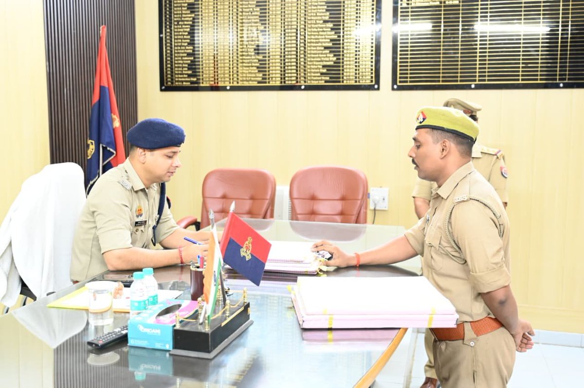 fatehpurpolice's tweet photo. #Spfhr द्वारा रिजर्व पुलिस लाइन, जनपद फतेहपुर में साप्ताहिक रजिस्टर पेशी एवं अर्दली रूम का आयोजन किया गया।

महोदय द्वारा रजिस्टर पेशी के दौरान विभिन्न शाखाओं के रजिस्टरों का अवलोकन कर उनके सुव्यवस्थित एवं अद्यतन रख-रखाव तथा कार्यालयीय कार्यों के समयबद्ध एवं प्रभावी निष्पादन के संबंध में संबंधित अधिकारियों/कर्मचारियों को आवश्यक दिशा-निर्देश दिए गए।

तत्पश्चात अर्दली रूम के दौरान पुलिसकर्मियों की समस्याओं एवं प्रार्थना-पत्रों को सुनकर उनके गुणवत्तापूर्ण एवं समयबद्ध निस्तारण हेतु संबंधित अधिकारियों को आवश्यक निर्देश दिए गए। साथ ही पुलिसकर्मियों के कल्याण एवं प्रशासनिक प्रकरणों की समीक्षा कर आवश्यक आदेश पारित किए गए।

प्रतिसार निरीक्षक सहित अन्य अधिकारीगण/कर्मचारीगण मौके पर उपस्थित रहे।

#Uppolice