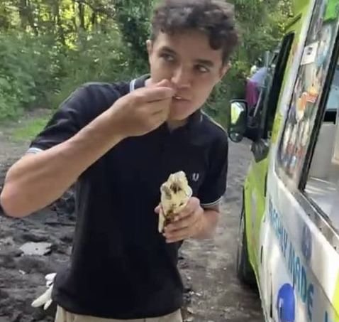 sunbeamilia's tweet photo. D-14 of posting pic/video of lando and ilia doing similar things until they collab or i just naturally forget 😭 

lando and ilia with ice cream 🍦🍦 https://t.co/wG4PeWskTn