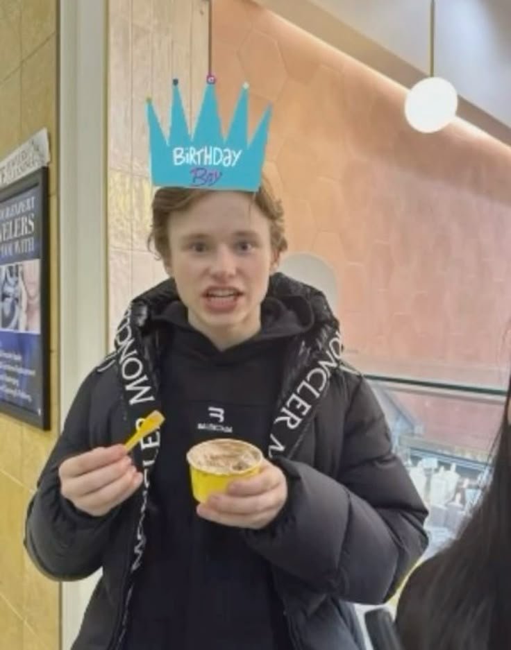sunbeamilia's tweet photo. D-14 of posting pic/video of lando and ilia doing similar things until they collab or i just naturally forget 😭 

lando and ilia with ice cream 🍦🍦 https://t.co/wG4PeWskTn
