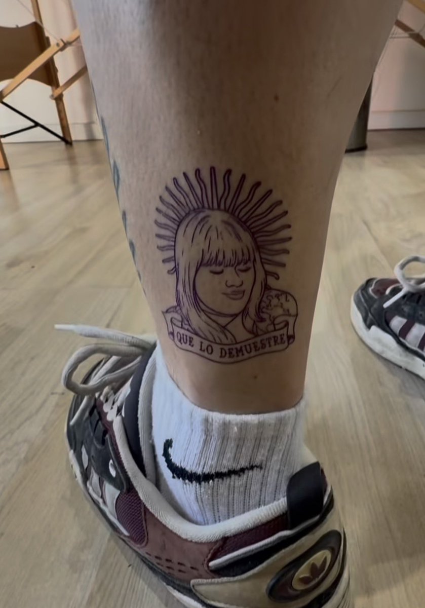 TeleVicioOk's tweet photo. 😂 Fanático de @Argentina decidió cumplir su promesa tras el triunfo de la Selección y se tatuó a #MoreRial #QueLoDemuestre https://t.co/P33S5qWgkC