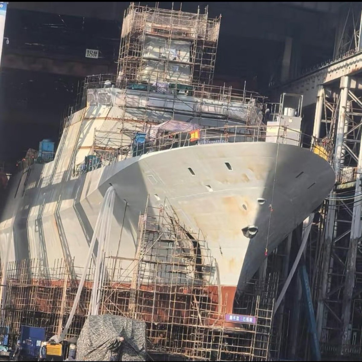 PLA_MilitaryUpd's tweet photo. A close up on the fourth Type 054B under construction in Guangzhou.

The type 054B has already passed its experimental stage and is now accepted by the navy for further production.

We could estimate around 10-12 hulls would be in service by 2030. https://t.co/PETvRKUKYX