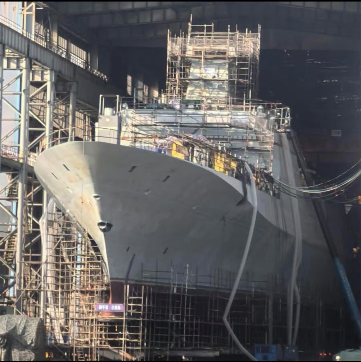 PLA_MilitaryUpd's tweet photo. A close up on the fourth Type 054B under construction in Guangzhou.

The type 054B has already passed its experimental stage and is now accepted by the navy for further production.

We could estimate around 10-12 hulls would be in service by 2030. https://t.co/PETvRKUKYX