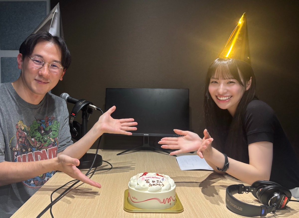 kokeke_kbc's tweet photo. 冨田さんお誕生日おめでとうございます!!
林田さんと「おめでとう写真」を撮ったら、冨田さんが光をすべて持っていってビックリしました。これからもキラキラ輝く存在でいてください!! 

＃ななかはやしだこけけ https://t.co/QhtUt8UGb3