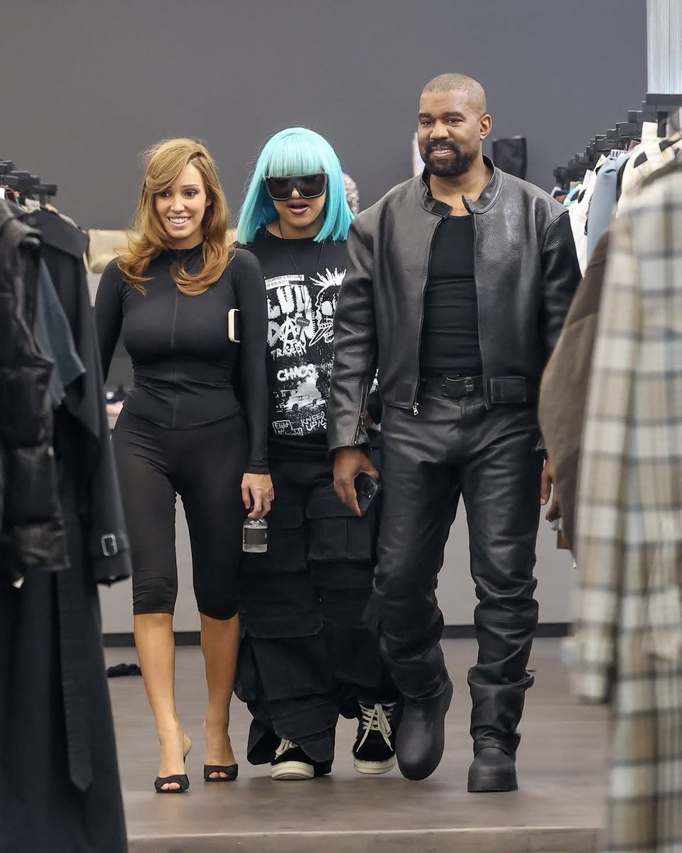 yzyupdates's tweet photo. Ye, Bianca, and North West stepped out for shopping trip at H. Lorenzo in West Hollywood today. https://t.co/Suwi8uCCFD