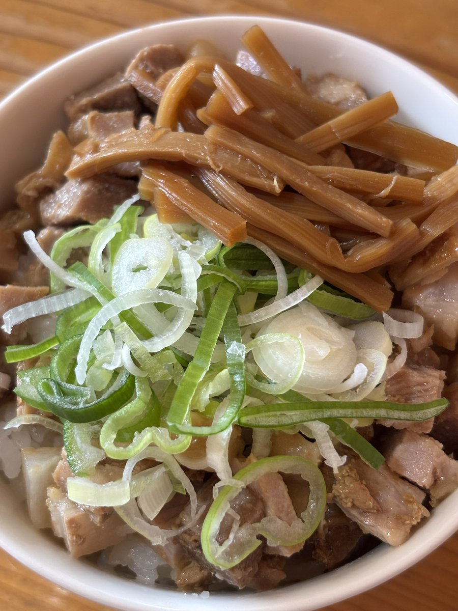 hide3deyoro's tweet photo. ラーメン太郎　さん

冷たいラーメン　¥900
チャーシュー丼　¥300

ご馳走様でした🙏🙏

#中華そば
#ラーメン
#冷たいラーメン
#酒田 https://t.co/g3WseNuuqz