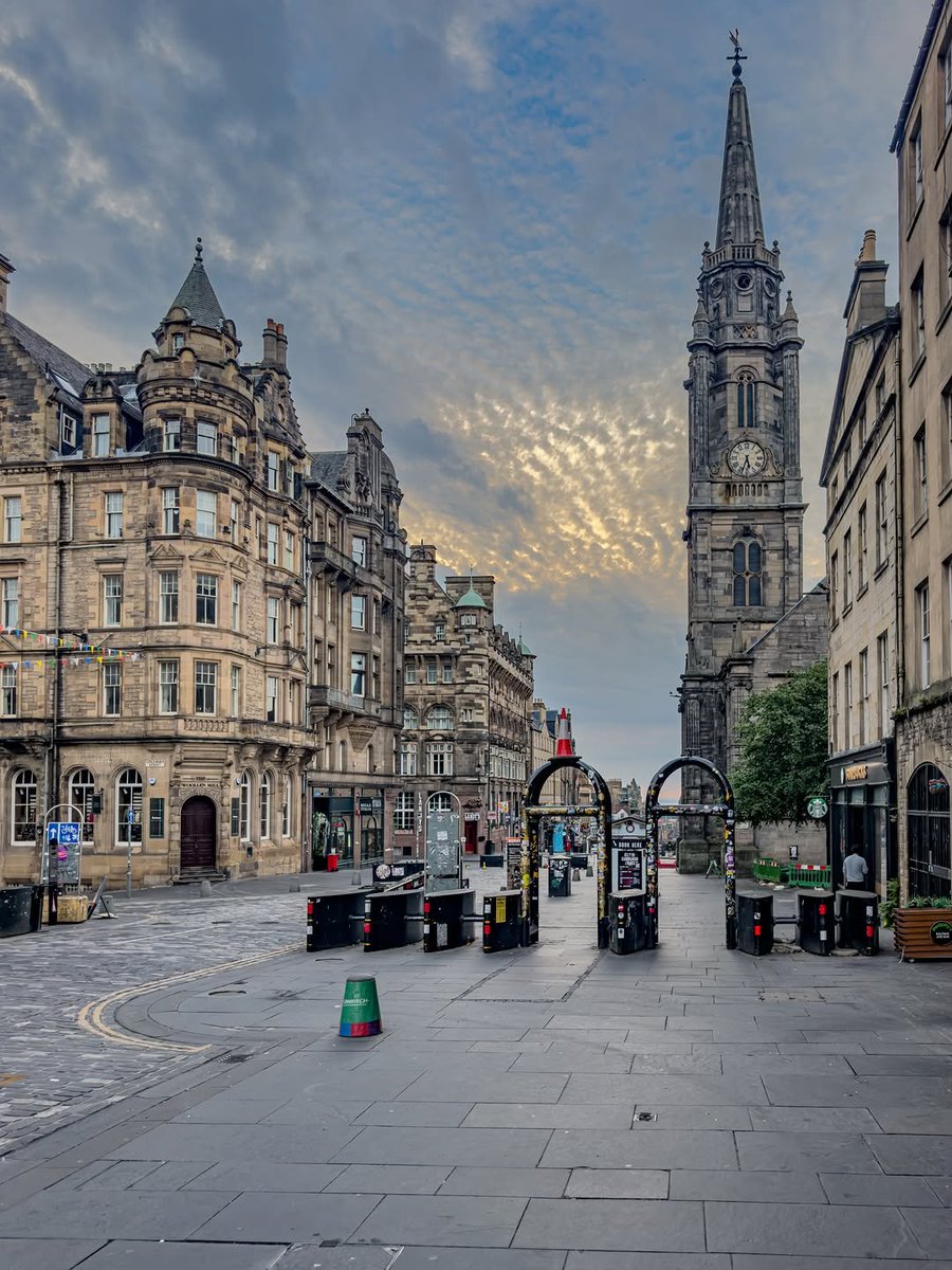 Fan_RHood's tweet photo. Fresh morning view of Edinburgh 🏴󠁧󠁢󠁳󠁣󠁴󠁿 https://t.co/FjuDR88d9S