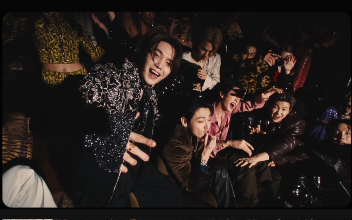 chenlesmoon's tweet photo. This might be my favorite shot from the normal mv lol https://t.co/iitXdXHIie