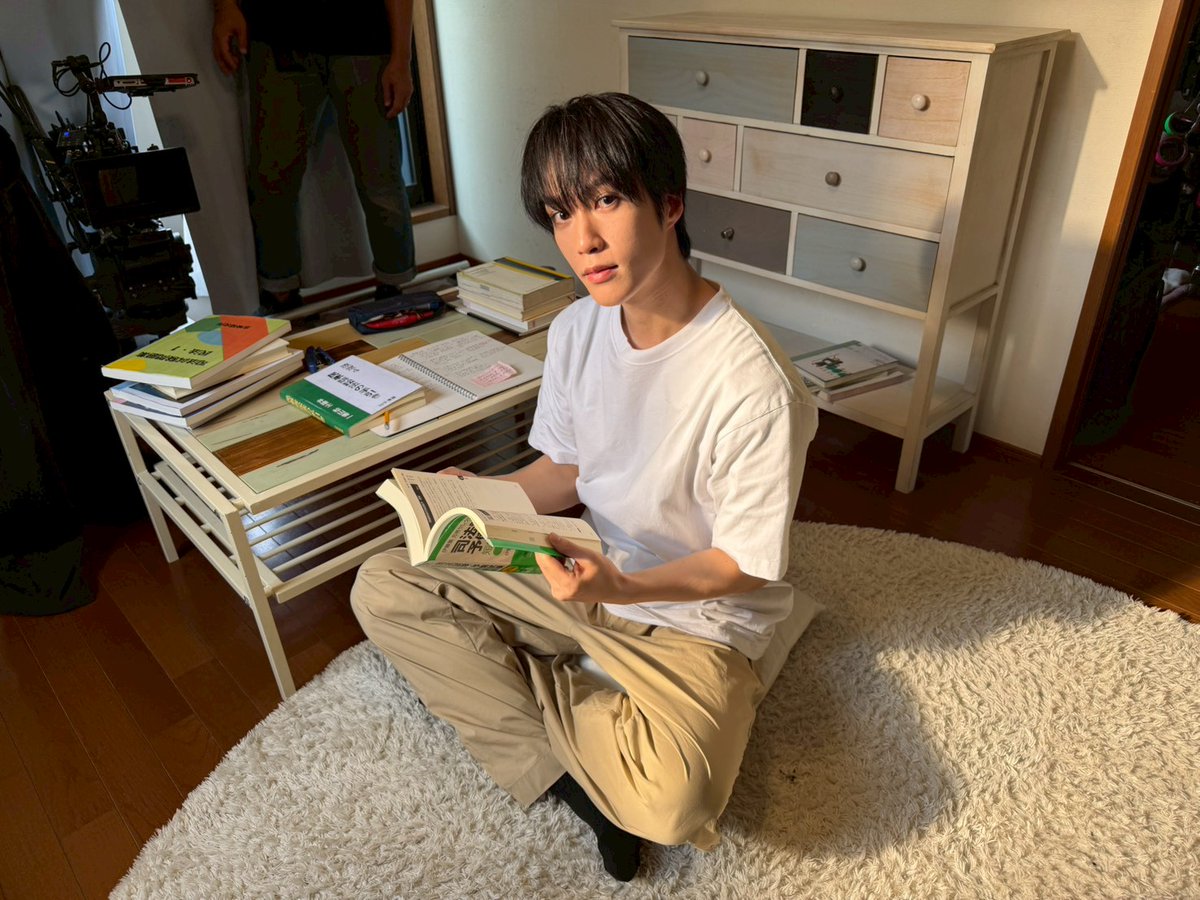 dramatokku2_mbs's tweet photo. #未婚詐欺💍🎭
◸ 𝐨𝐟𝐟 𝐬𝐡𝐨𝐭 ◿

✍🏻司法浪人中の 慎司 📸🔥

感想は #未婚詐欺 で💬✨

毎週木曜深夜放送
MBS 24：59〜
tvk 23：30〜　ほか📡

⋆˳˙𓊆配信情報𓊇˙˳⋆
💎TVerで見逃し配信
 https://t.co/0efDWgnJKp
（お気に入り登録がおすすめ💖）

💎FODで独占配信
https://t.co/8MLs7NGHQV https://t.co/0k94SaGuNA