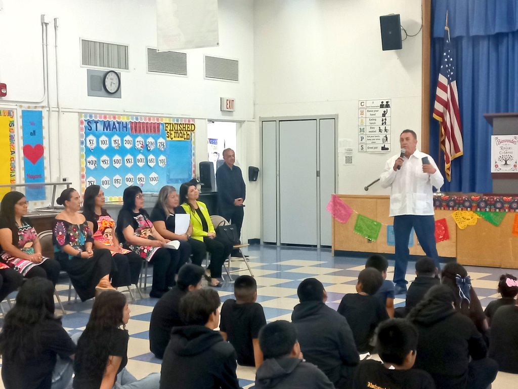 ConsulMexOxn's tweet photo. 📌 Esta tarde, el cónsul @Santavelri participó en el evento cultural "Raíces", organizado por la profesora mexicana Ximena Ruiz en la #ArtHaycox Elementary School de #PortHueneme. La actividad se desarrolló en el marco del Programa Binacional de Educación Migrante #PROBEM 🇲🇽🤝📚 https://t.co/kynACvYmFc