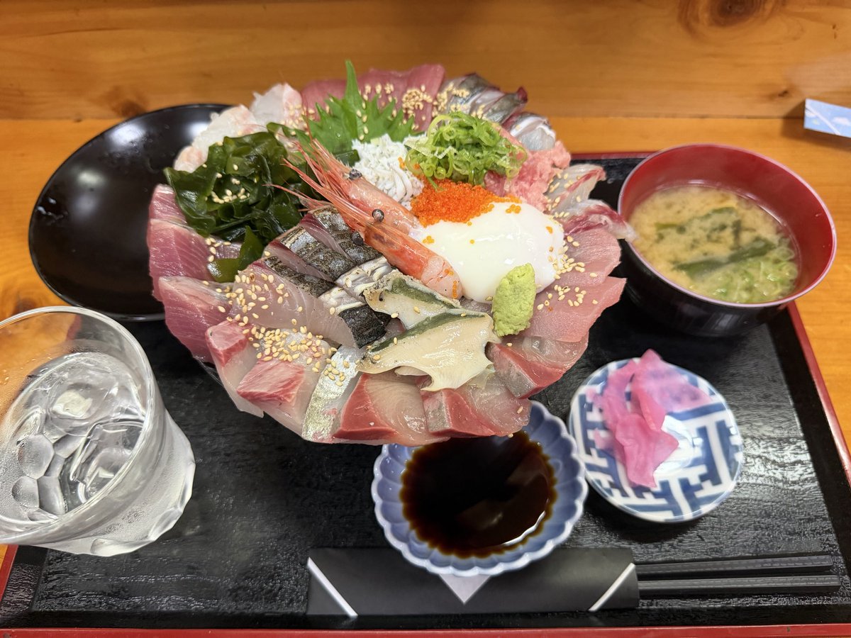 REPSOL18754265's tweet photo. 鳥羽までブラブラ🏍️

今日のお目当ては

漁師酒場　鏡　さんの海鮮丼🐟

これでもか⁉️ってくらいの

刺身の量と種類！

大満足の逸品でした😊

#ＣＢＲ1000RR
#鳥羽パールロード
#漁師酒場鏡
@kuromaru_gram2 https://t.co/KCw6xbdsHx