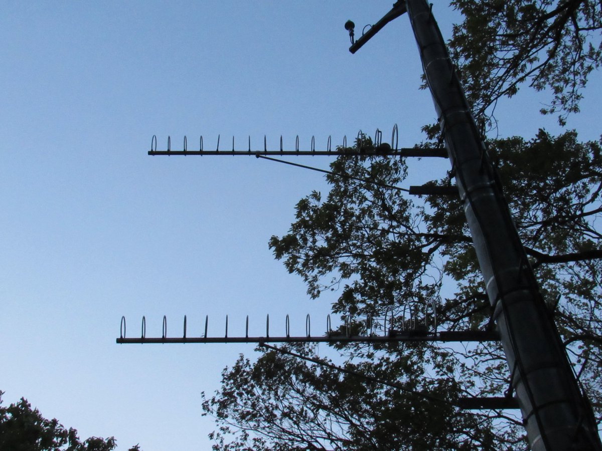 491net's tweet photo. 【送信所訪問】子持伊熊テレビ中継局(群馬県・渋川市)

場所: 渋川市赤城町津久田(上安城南東の崖)

送信アンテナ: 3素子リング2段1面+5素子リング2段1面(上段:NHK-E・GTV、下段:NHK-G・東京民放5社)
受信アンテナ: 16素子リングアンテナ(上段:NHK・東京民放5社、下段:GTV、前橋受け)

#送信所訪問 https://t.co/524yGFcRUv