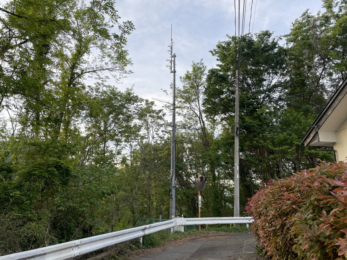 491net's tweet photo. 【送信所訪問】子持伊熊テレビ中継局(群馬県・渋川市)

場所: 渋川市赤城町津久田(上安城南東の崖)

送信アンテナ: 3素子リング2段1面+5素子リング2段1面(上段:NHK-E・GTV、下段:NHK-G・東京民放5社)
受信アンテナ: 16素子リングアンテナ(上段:NHK・東京民放5社、下段:GTV、前橋受け)

#送信所訪問 https://t.co/524yGFcRUv