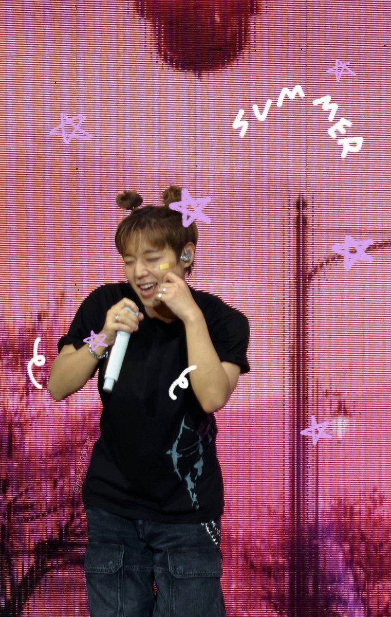 pjh2905_nn's tweet photo. 👉🏻[ 🐰 ]👈🏻 #PARKJIHOON 
260711 ||  รูปที่ถ่ายได้จากเพลง MayDay น่ารักมากกกกก ผมเอาไปทอดเถอะ ผมตายเพราะความน่ารักลูกวันละ 100 รอบ 😭🥹

📸🌷💚💛💖 .ᐟ.ᐟ  𓍢 🛬🇹🇭

#PARKJIHOONFANCON
#REFLECTinBKK
#박지훈 #พัคจีฮุน https://t.co/W4AtdYg8nw