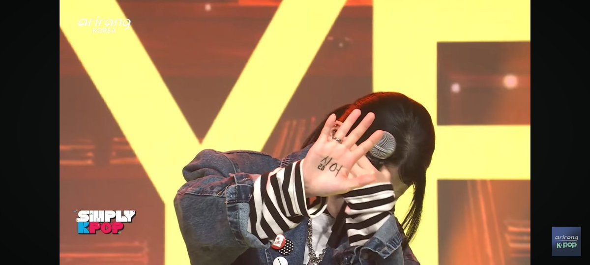 WWEKPOP's tweet photo. #SIMPLYKPOP UPDATE:
#LEEYEJI IS TOO SHY AS SHE IS DONE PERFORMING WITH HER NEW SONG "I HATE IT"
#AMBI0 IS BACK WITH THEIR NEW SONG "BLUE SPLASH " ๐ต๐ ๐ฆ
TUNE IN TO #SIMPLYKPOP RIGHT NOW ON ARIRANG WORLD ๐จ https://t.co/X3sabvMUfF